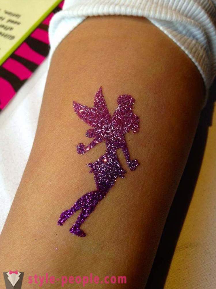 Wat is glitter-tattoo? Hoe maak je een tattoo te maken.