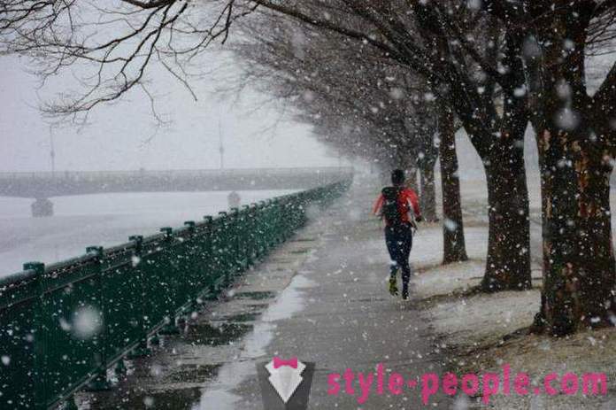 Winter Het lopen op de straat - in het bijzonder de voor- en nadelen