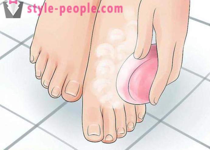 Waarom veel zweet en de geur van voeten, wat te doen en hoe zich te ontdoen van de geur