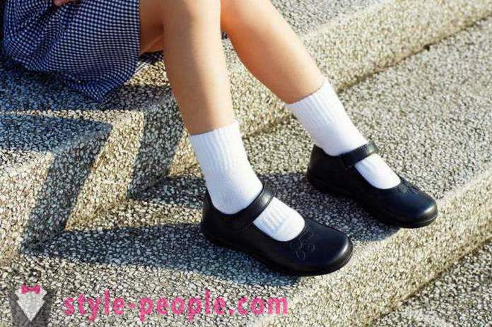Tips en beoordelingen over de fabrikanten: Hoe de schoenen voor meisjes op school te kiezen