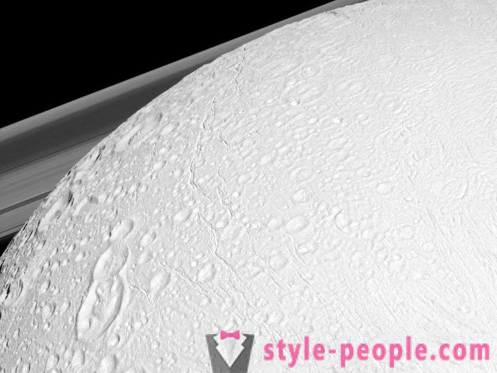 Zesde satelliet van Saturnus in de lens