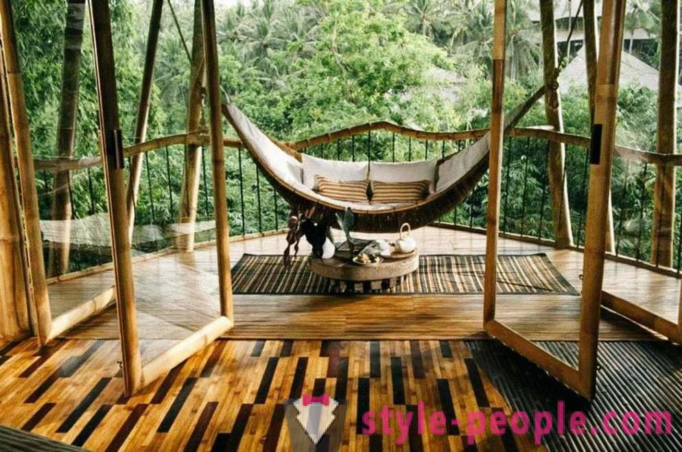Ze stopte met haar werk, ging naar Bali en bouwde een luxueus huis van bamboe