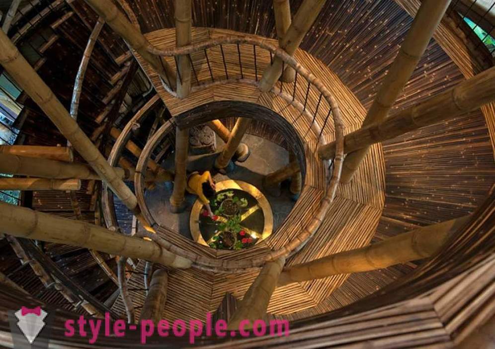 Ze stopte met haar werk, ging naar Bali en bouwde een luxueus huis van bamboe