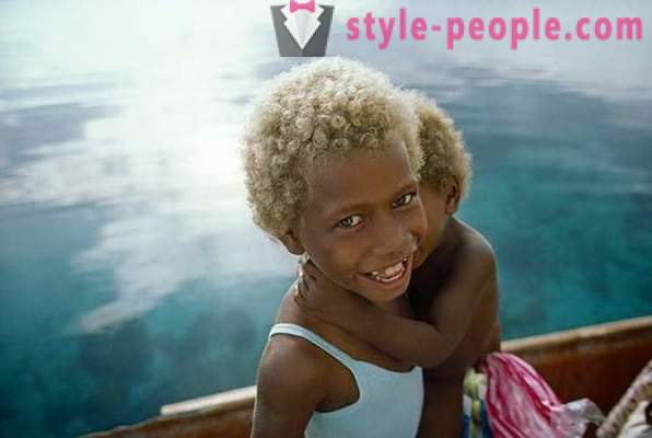 Het verhaal van de zwarte inwoners van Melanesië met blond haar
