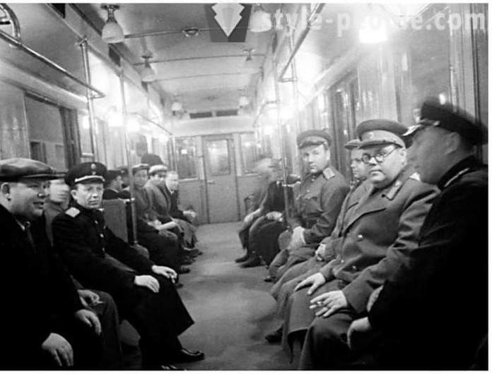 De metro van Moskou, die de thuisbasis van vele tijdens de oorlog is geworden
