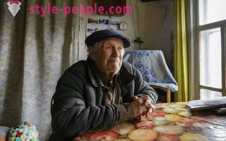85-jaar-oude dorp leraar heeft opgelopen op het huis, maar hij gaf het geld aan weeskinderen