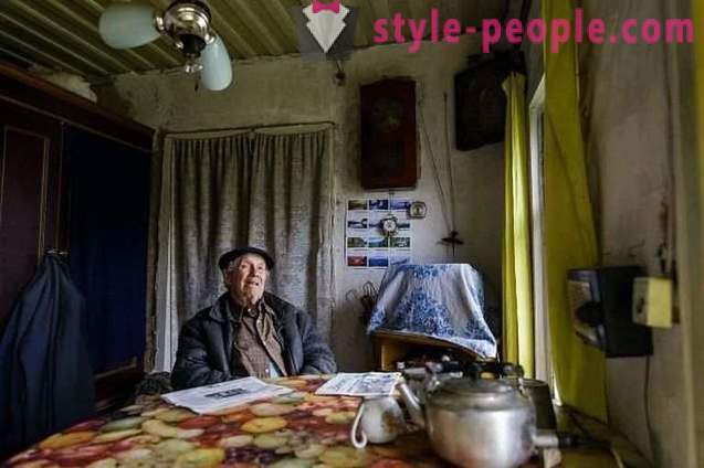 85-jaar-oude dorp leraar heeft opgelopen op het huis, maar hij gaf het geld aan weeskinderen