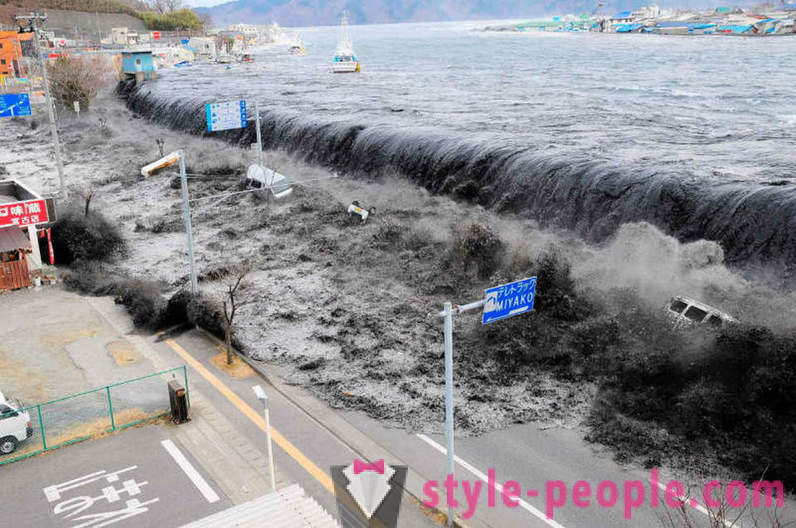Kust van Japan, de tsunami beschadigde in 2011, beschermde de 12-meter hoge muur