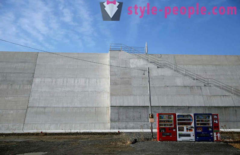 Kust van Japan, de tsunami beschadigde in 2011, beschermde de 12-meter hoge muur