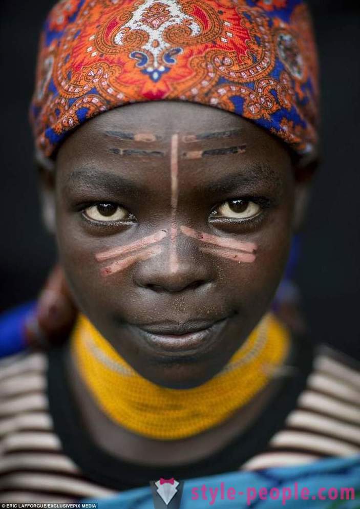 In Afrika, de littekens sieren niet alleen mannen