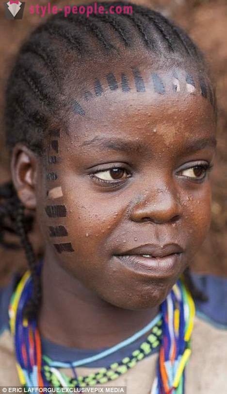 In Afrika, de littekens sieren niet alleen mannen