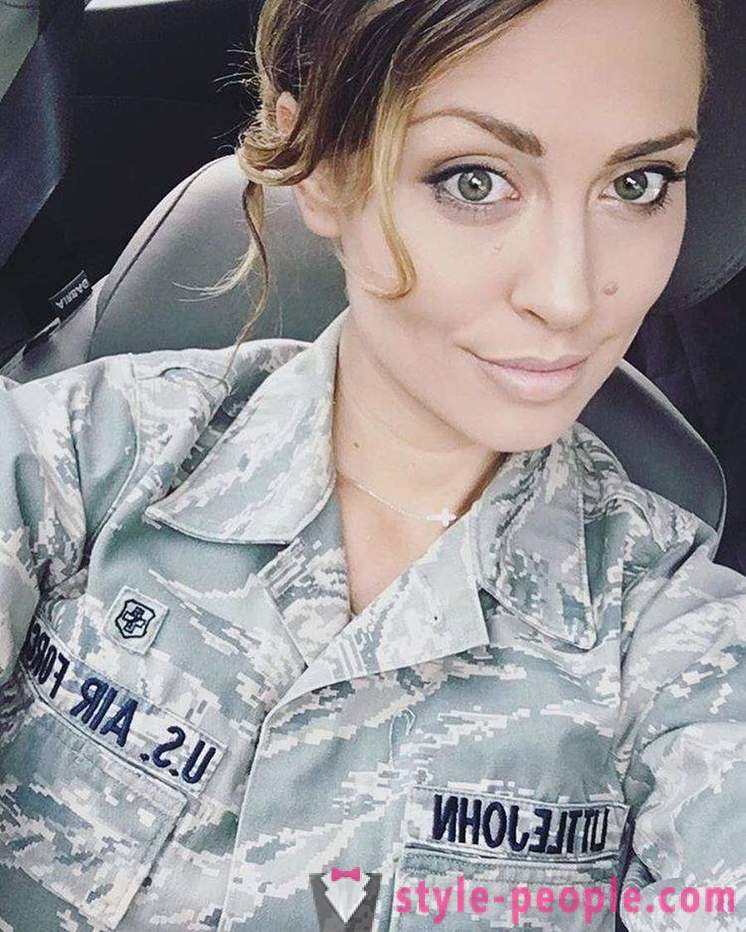 Kerissa Littlejohn - leden van de US Air Force, dat is een professioneel model, en heeft een master's degree