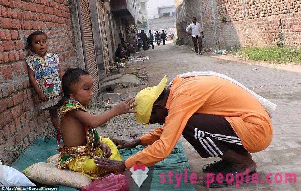 Het Indische dorp wordt aanbeden jongen met een misvormd hoofd als een god Ganesha