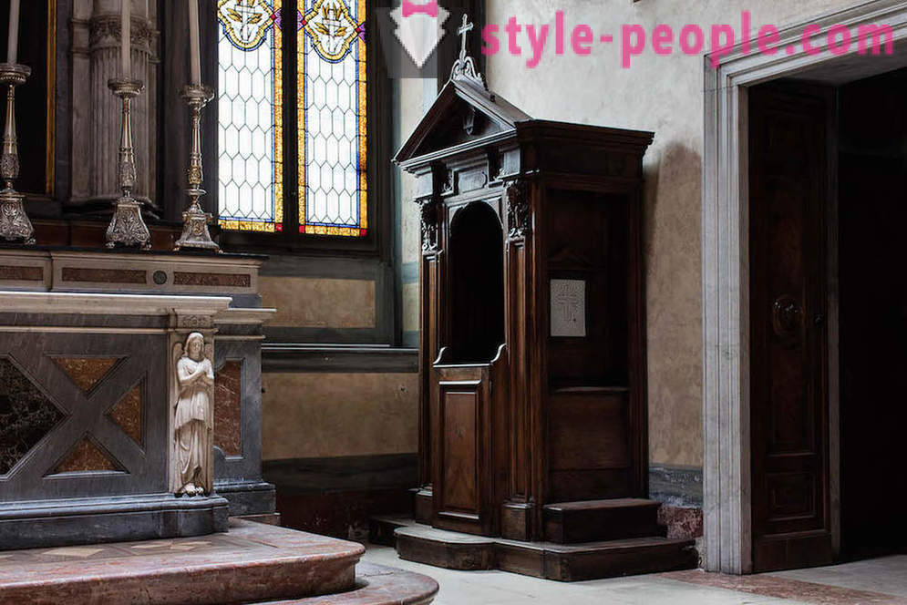 Biechtstoelen in de Italiaanse kerk. Fotograaf Marcella Hakbardt