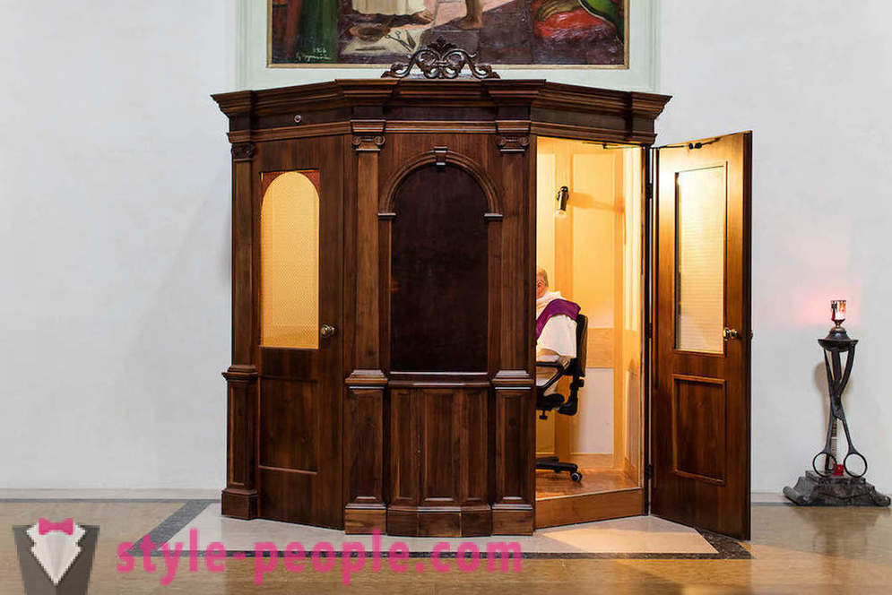 Biechtstoelen in de Italiaanse kerk. Fotograaf Marcella Hakbardt