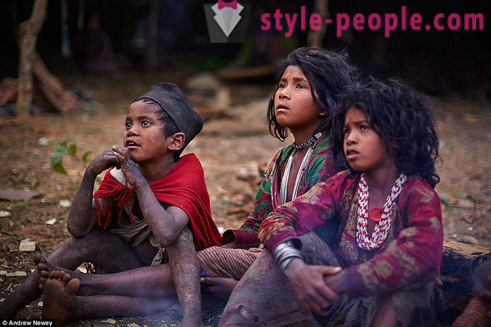 De laatste jager-verzamelaars: het leven van een primitieve stam in Nepal