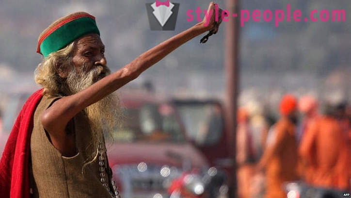 Hindu houdt een hand hier 43 jaar