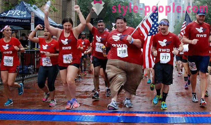 Run, zonder te stoppen: man met een gewicht van 250 kg inspireert mensen door zijn voorbeeld