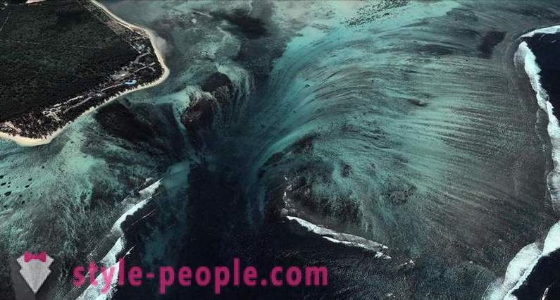 Verbazingwekkende illusie van een onderwater waterval