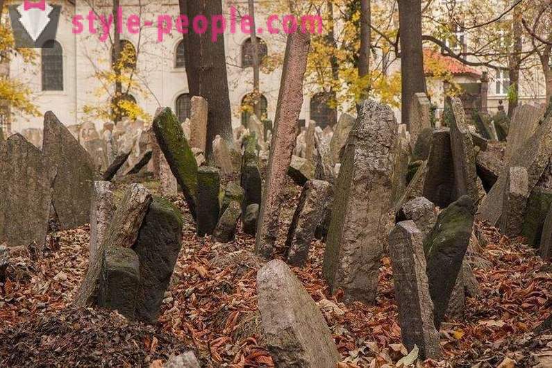 Multilayer Joodse begraafplaats in Praag