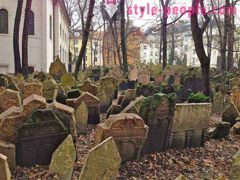 Multilayer Joodse begraafplaats in Praag