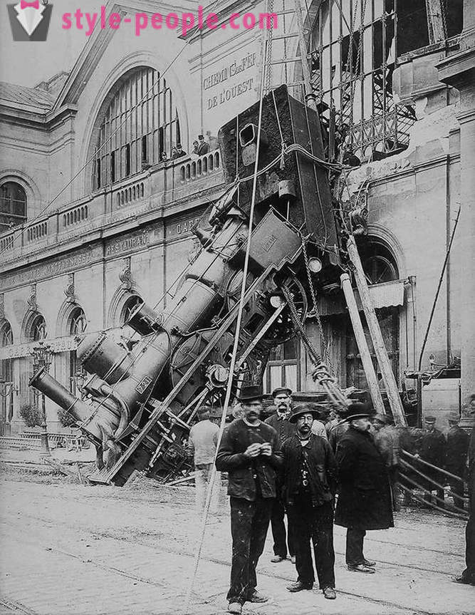 Wrak van de trein bij station Montparnasse in 1895