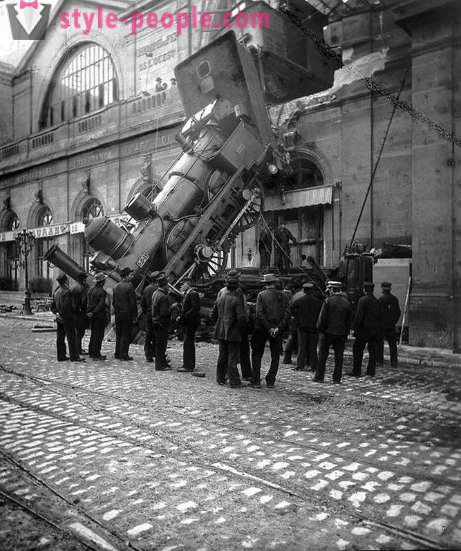 Wrak van de trein bij station Montparnasse in 1895