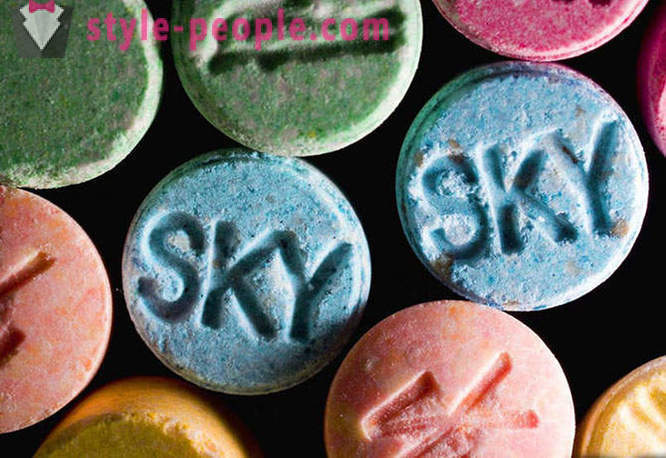 Dat de 9 populairste schadelijke stoffen, waaronder alcohol, LSD, en cafeïne maken met de hersenen