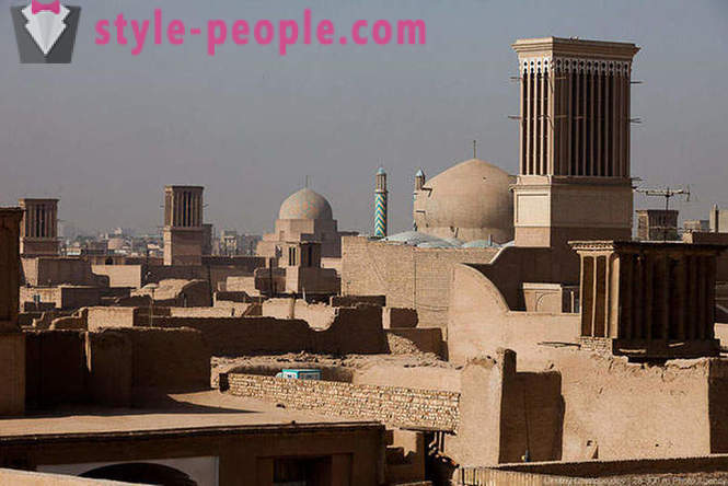 Loop op klei stad in Iran