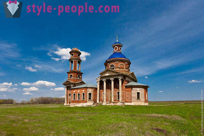 Verlaten kerken en fresco's in de regio Lipetsk