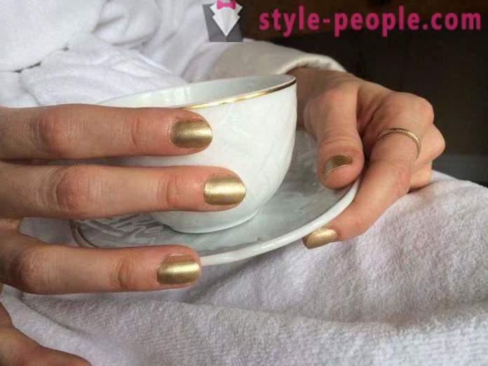 Modieuze gouden manicure: foto's en ideeën