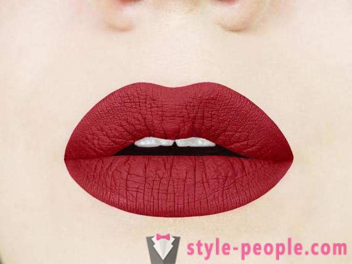 Maroon lippenstift: aan wie accepteer de regels die van toepassing