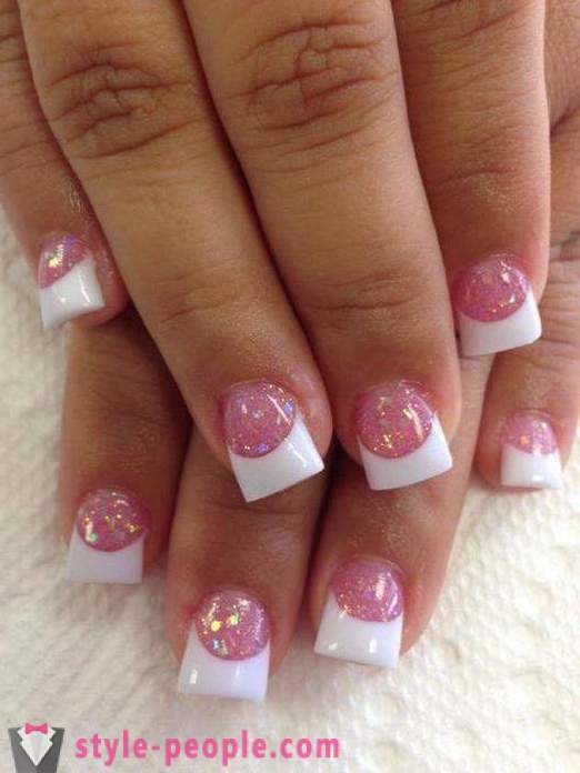 Roze manicure met witte: ontwerpideeën