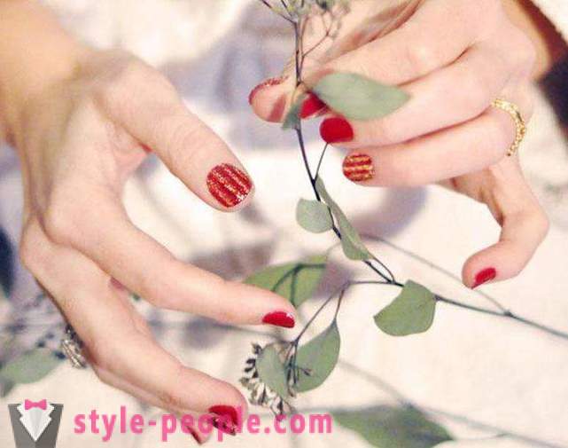 Manicure met strepen: Ontwerp van de Foto