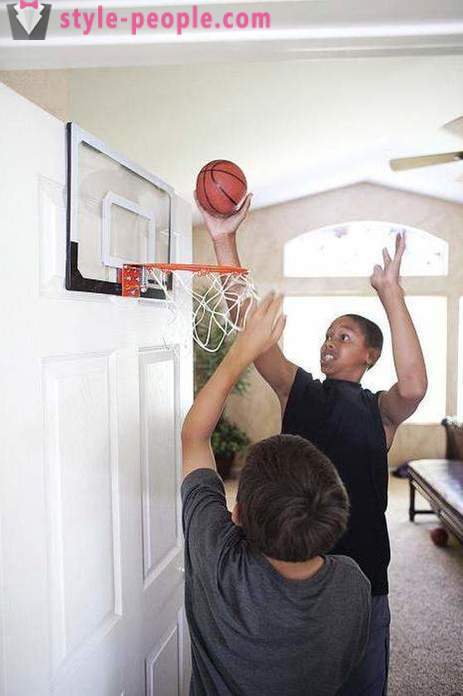 De standaard hoogte en omvang van de basketbalring