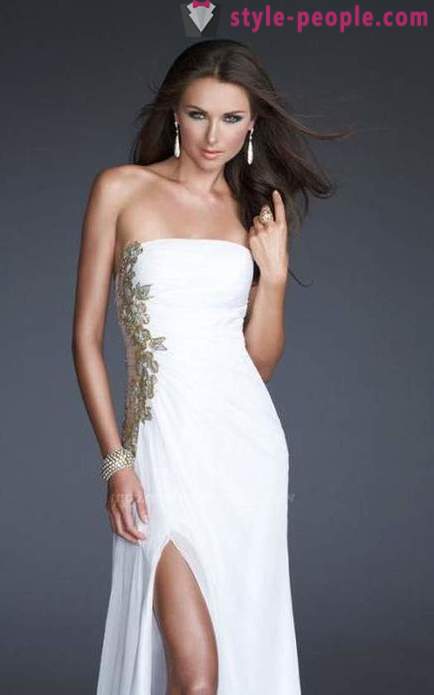 Witte jurk op de vloer - stijlvolle outfit