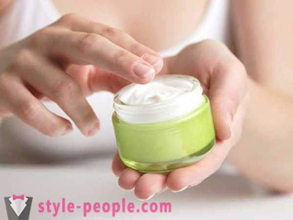 Hoe maak je een gezichtscrème voor de droge huid te kiezen: tips en reviews schoonheidsspecialisten