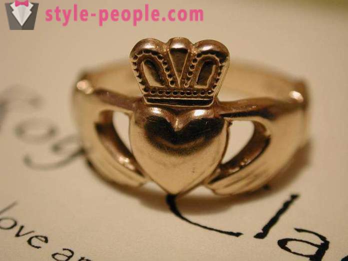 Ring in de vorm van een kroon. Goud, zilver ring