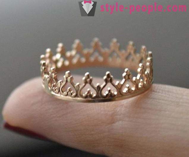 Ring in de vorm van een kroon. Goud, zilver ring