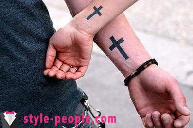 Cross tatoeage op zijn arm. zijn waarde