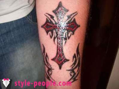 Cross tatoeage op zijn arm. zijn waarde