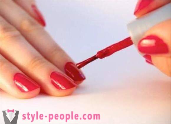 Eenvoudige tekening op je nagels thuis. Manicure home - prachtig, snel en gemakkelijk