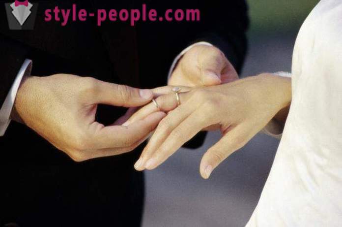 Op een gegeven vinger te dragen een verlovingsring? Verlovingsringen: foto