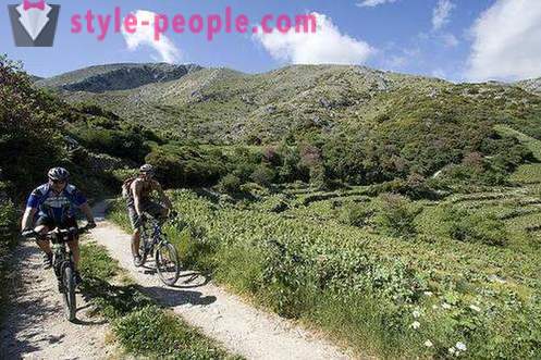 Welke spieren rocken tijdens het rijden een fiets op een berg en laagland gebieden?