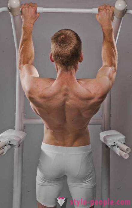 Welke spieren werken bij het trekken aan de bar?